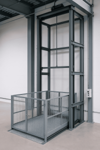 elevador montacargas eléctrico moderno en entorno industrial limpio con estructura metálica