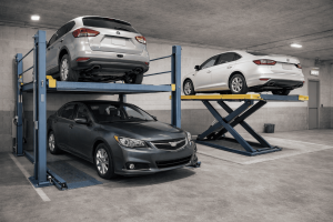 Elevador de plataforma para autos residenciales junto a elevador tipo tijera en garaje compacto con dos vehículos