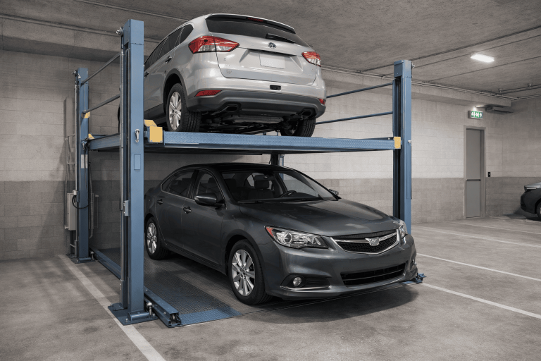 Elevador para autos en garajes pequeños instalado en taller compacto con vehículo elevado y columnas hidráulicas visibles