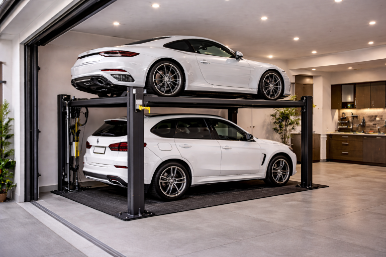 Parking lift para vivienda unifamiliar particular instalado en garaje moderno con plataforma hidráulica y dos autos