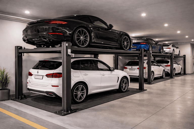 Parking lift residencial para condominios verticales instalado en estacionamiento subterráneo moderno con doble plataforma