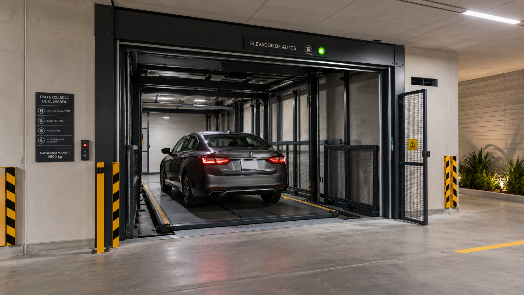 Elevadores para autos con acceso seguro en México con plataforma guiada, barreras y zona de maniobra despejada.