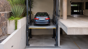 Mejor elevador para autos en desniveles en México con plataforma guiada entre dos niveles de estacionamiento.