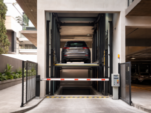 Instalación de elevadores para autos en edificios de México con plataforma, acceso controlado y estructura integrada.