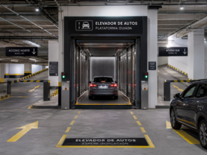 Elevadores comerciales para edificios con varios accesos, plataforma guiada y entradas vehiculares coordinadas.