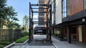 Estacionamiento vertical junto a edificios en México con estructura independiente, acceso alineado y obra controlada.
